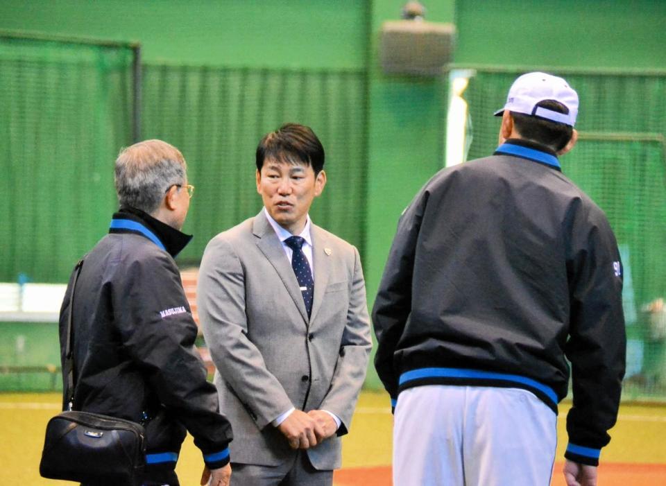 　西武キャンプを訪れた侍ジャパン・井端監督
