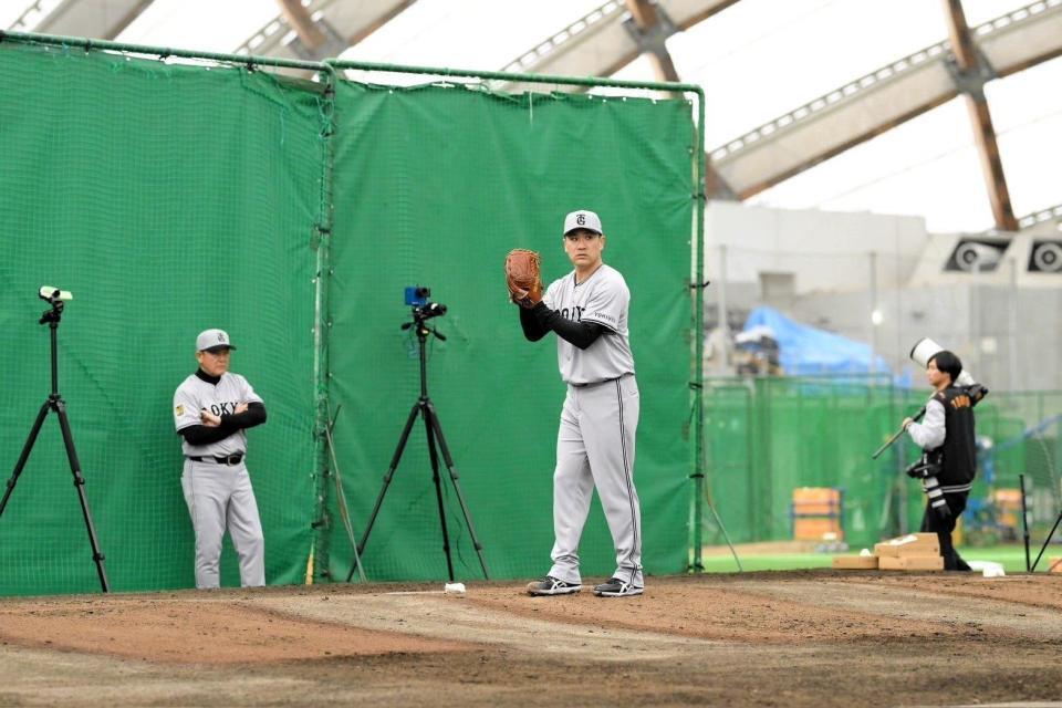 　投球練習を行う田中将（撮影・伊藤笙子）