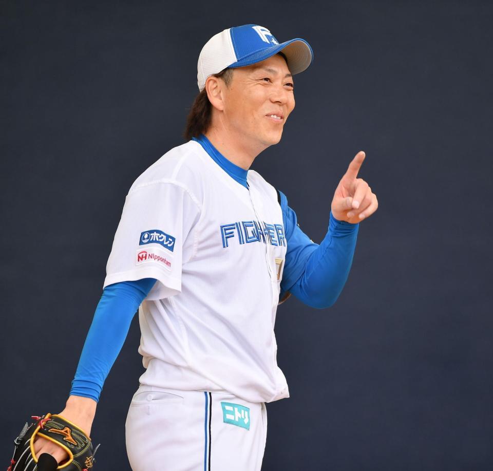 　ブルペンで笑顔を見せる宮西（撮影・開出牧）