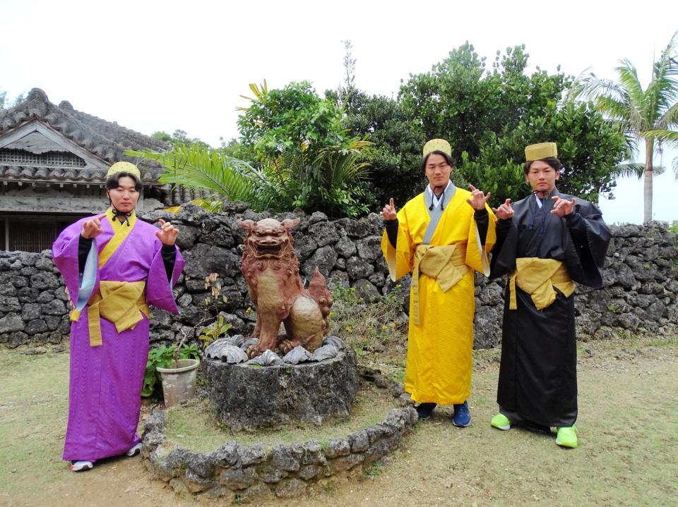 　新人選手がキャンプ休日に「やいま村」を訪問。琉装体験しシーサーポーズを撮る（左から）宮崎、西川、立松