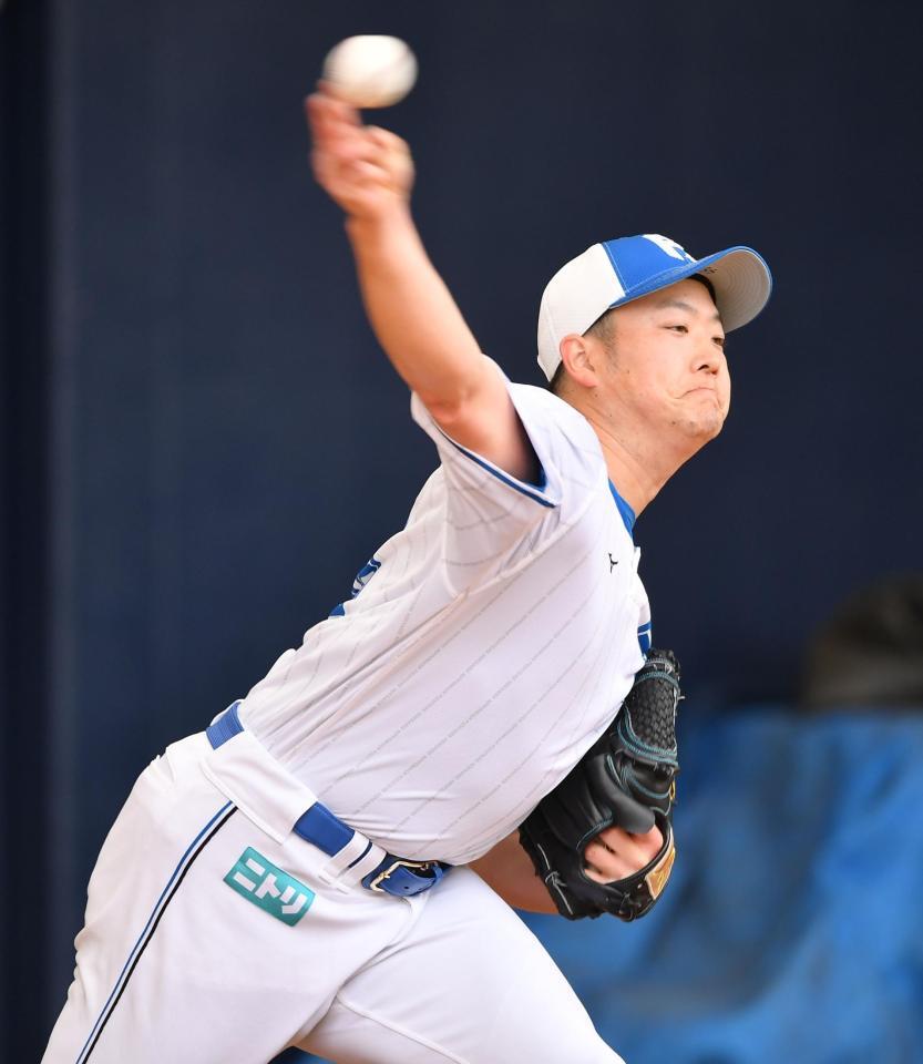 　ブルペンでピッチングをする斎藤（撮影・開出牧）