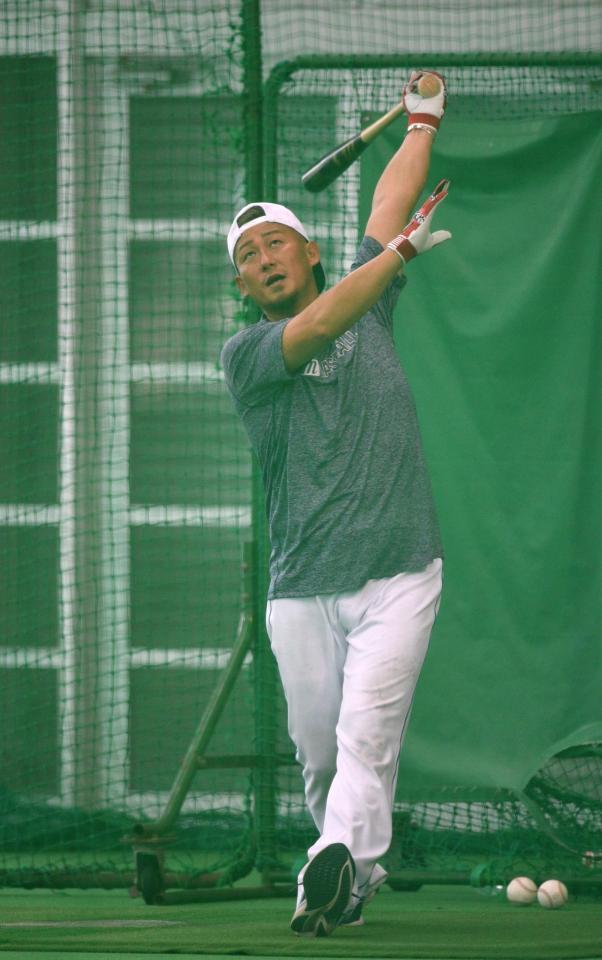 　室内練習場で打撃練習をする中田（撮影・佐々木彰尚）