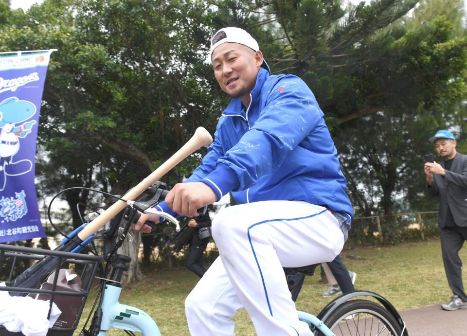 　「お疲れ様です」と自転車に乗り球場に戻る中田（撮影・佐々木彰尚）