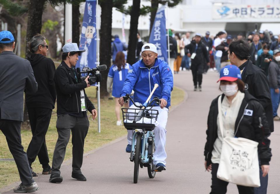 　室内練習場から球場に引き揚げる中田（撮影・佐々木彰尚）