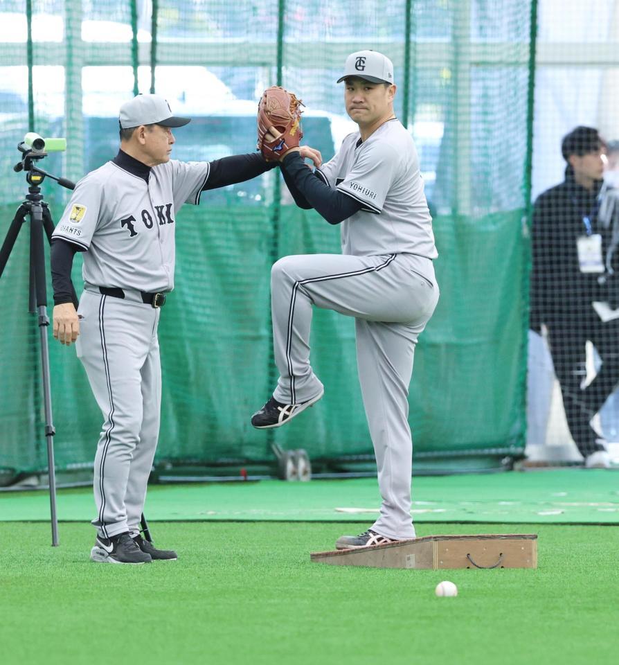 　傾斜のついた台を使い、投球練習する田中将。左は久保巡回投手コーチ