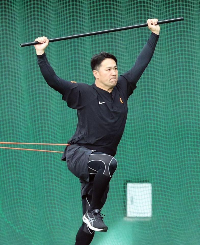 　棒を持ち上げトレーニングする田中将