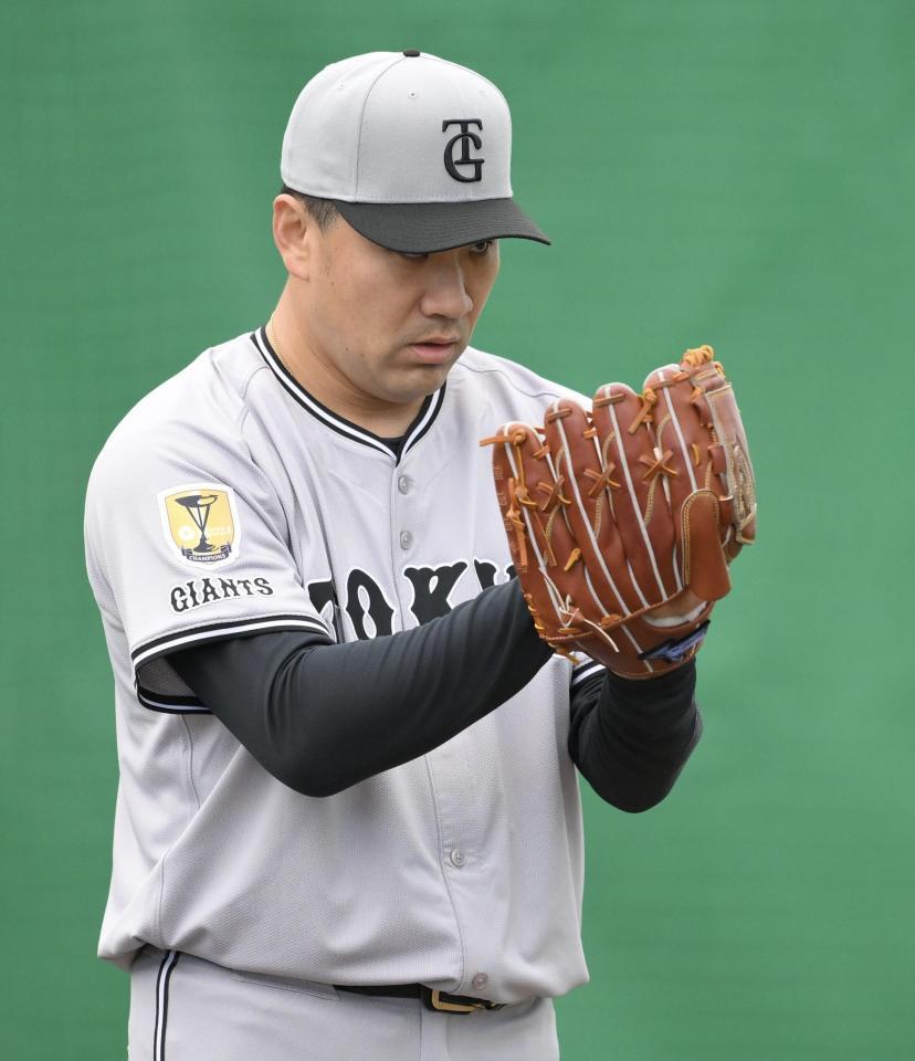 　投球動作前に背中を丸める田中将（撮影・伊藤笙子）