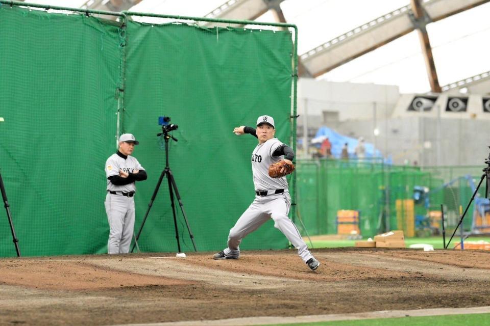 　投球練習を行う田中将（撮影・伊藤笙子）