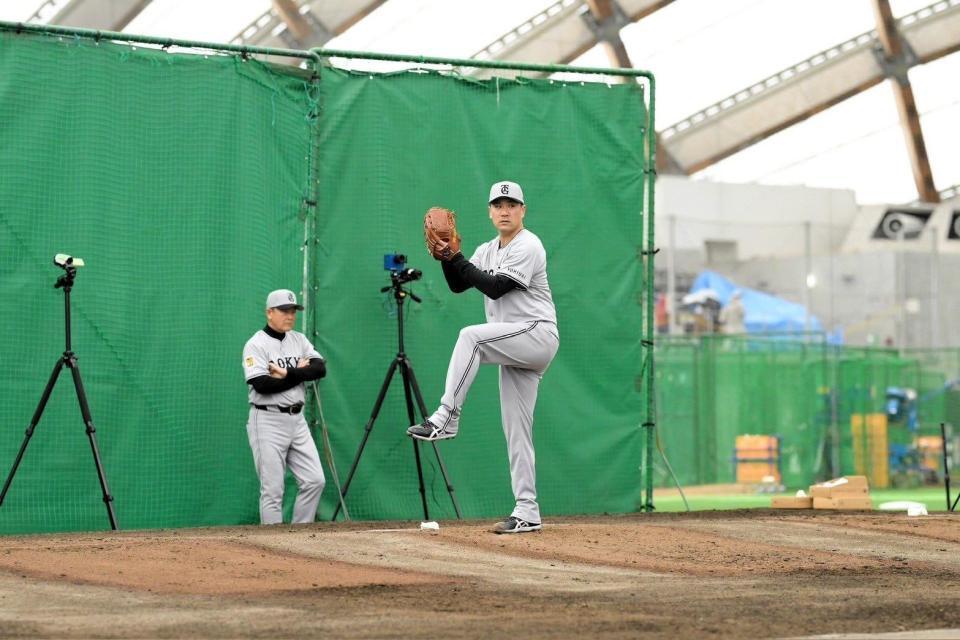 　投球練習を行う田中将（撮影・伊藤笙子）