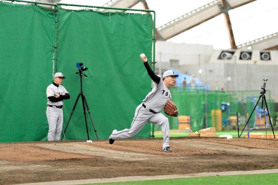 　投球練習を行う田中将（撮影・伊藤笙子）