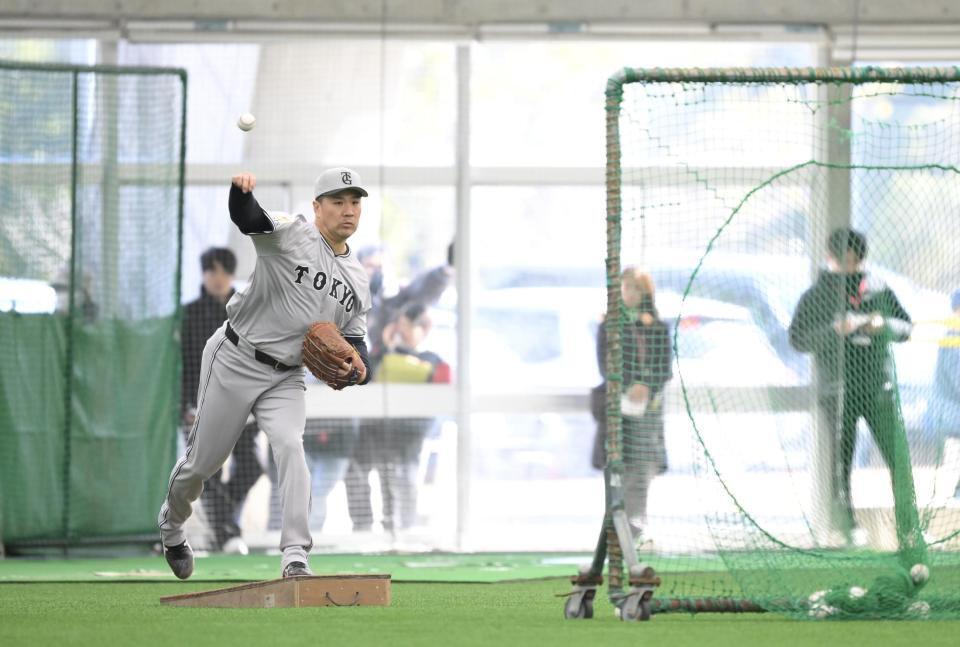 　マウンドの傾斜を再現した踏み台を逆に使い、ネットスローを行う田中将（撮影・伊藤笙子）