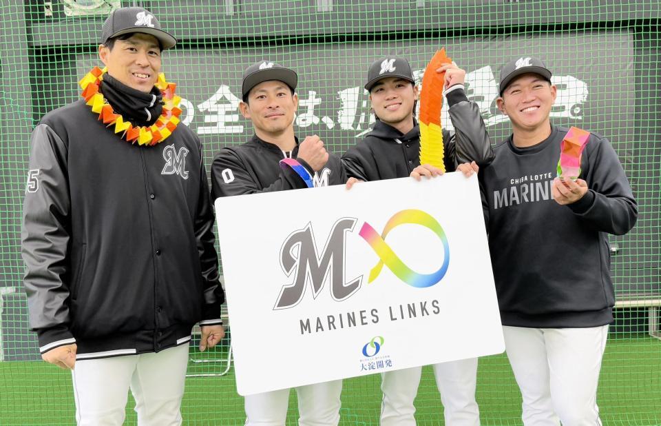 　都城市の小学校を訪問した（左から）岡、荻野、森、広畑