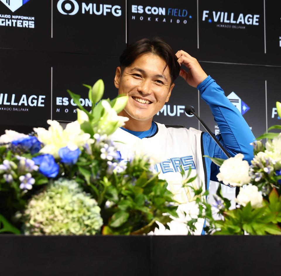 　引退会見で感謝を述べる鍵谷陽平＝２４年９月