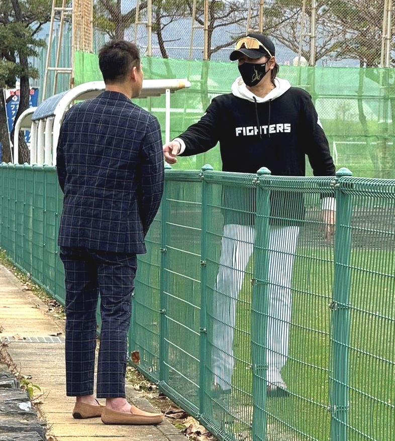 　新庄監督（右）とオリックス・中嶋ＳＡ