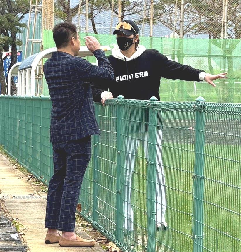 　新庄監督（右）とオリックス・中嶋ＳＡ