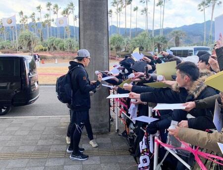 　即席のサイン会を行った田中将（撮影・間宮涼）