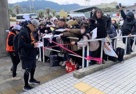 　即席のサイン会を行った田中将（撮影・間宮涼）