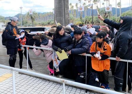 　即席のサイン会を行った田中将（撮影・間宮涼）