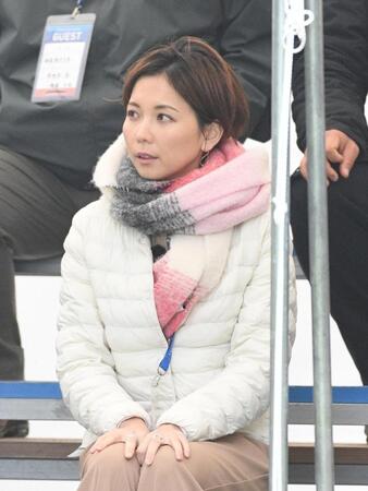 　ＤｅＮＡ投手陣のブルペンを見つめる・ヒロド歩美アナウンサー＝３日