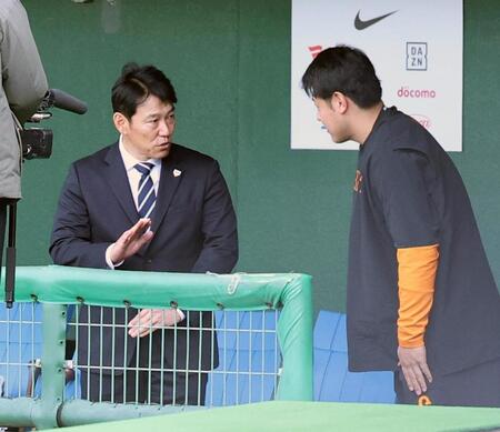 　岡本（右）と話す侍ジャパン・井端監督