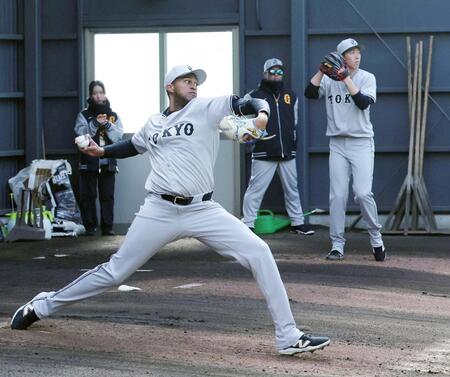 　阿部監督（中央）の見守る中、ブルペンで投げ込むマルティネス（左）と戸郷