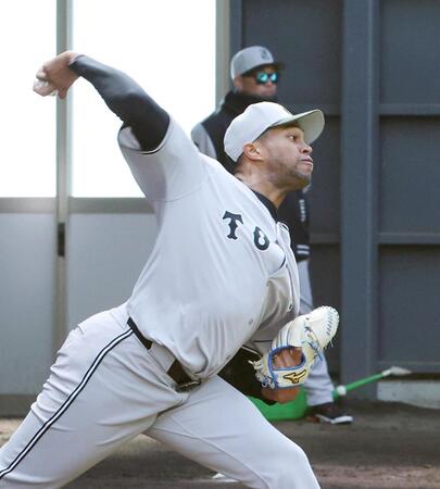 　巨人の阿部監督（後方）が見つめる中、ブルペンで投げ込むマルティネス