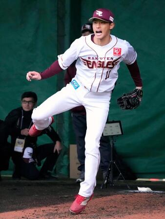 　岸のユニホームを着てブルペンで投球練習する辰己