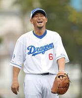 　スリムになった姿で笑顔を見せる中田（撮影・佐々木彰尚）