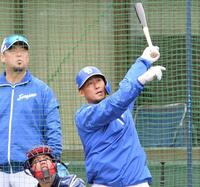 　フリー打撃で快音を響かせる中田