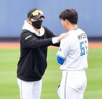 　１軍キャンプに参加した明瀬（右）を激励する新庄監督（撮影・開出牧）