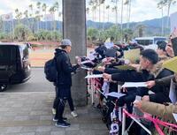 　即席のサイン会を行った田中将（撮影・間宮涼）