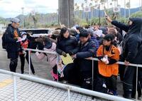 　即席のサイン会を行った田中将（撮影・間宮涼）