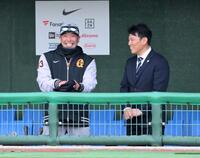 　視察に訪れた侍ジャパン・井端監督（右）と談笑する阿部監督（撮影・伊藤笙子）