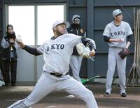 　阿部監督（後方中央）が見つめる中、ブルペンで投げ込むマルティネス（手前）。右は戸郷