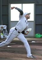 　ブルペンで投げ込むマルティネス