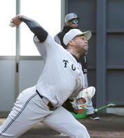 　巨人の阿部監督（後方）が見つめる中、ブルペンで投げ込むマルティネス