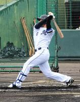 　ライブＢＰで右前打を放つ西川