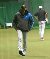 　室内で練習を見守る新庄監督（撮影・開出牧）