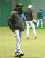 　室内で練習を見守る新庄監督。後方は水谷（撮影・開出牧）