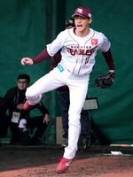 　岸のユニホームを着てブルペンで投球練習する辰己