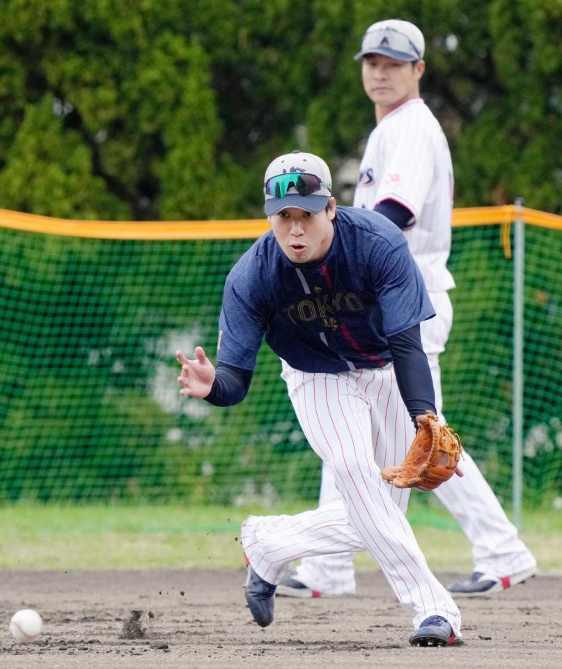 　守備練習する山田