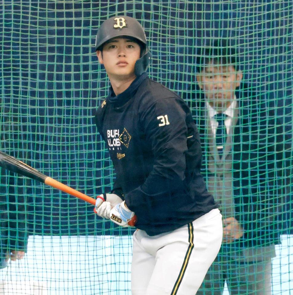 　打撃練習する太田。奥は侍ジャパンの井端監督