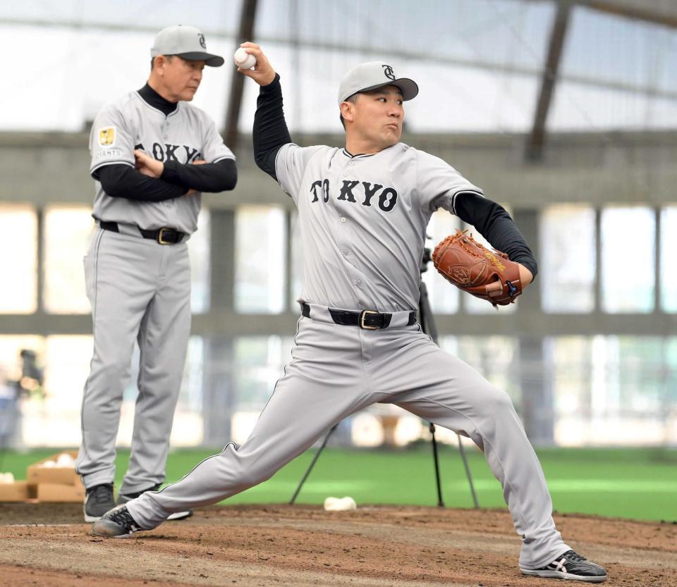 　久保巡回投手コーチ（左）が見つめる中、ブルペンで投げ込む田中将（撮影・伊藤笙子）