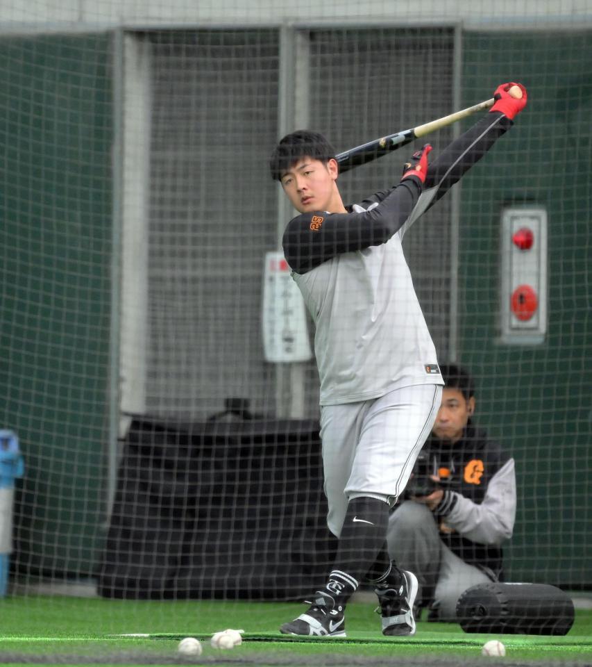 　居残りで打撃練習をする岡本（撮影・伊藤笙子）