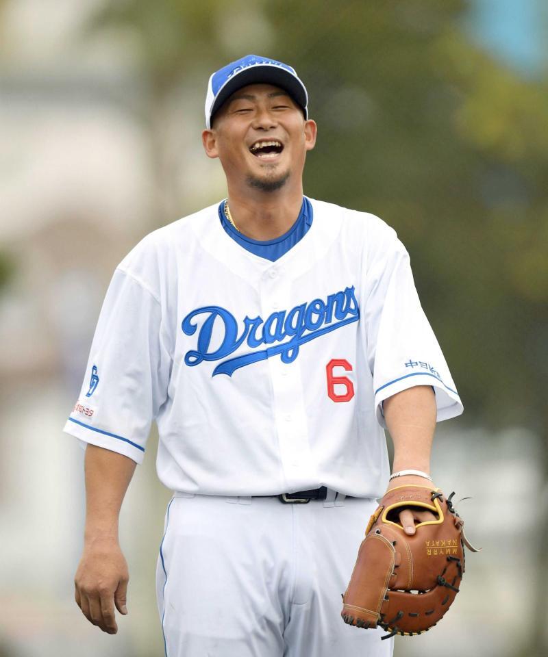 　スリムになった姿で笑顔を見せる中田（撮影・佐々木彰尚）