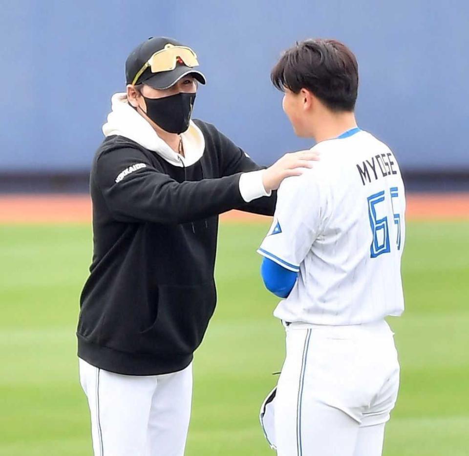 　１軍キャンプに参加した明瀬（右）を激励する新庄監督（撮影・開出牧）