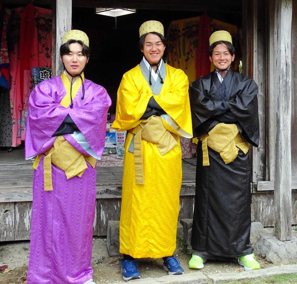 　「やいま村」を訪問。琉装体験する（左から）宮崎、西川、立松