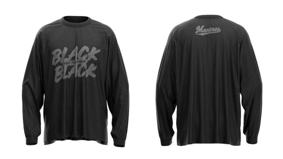 　来場者に配布するＢＬＡＣＫ　ＢＬＡＣＫロングスリーブＴシャツ（球団提供）