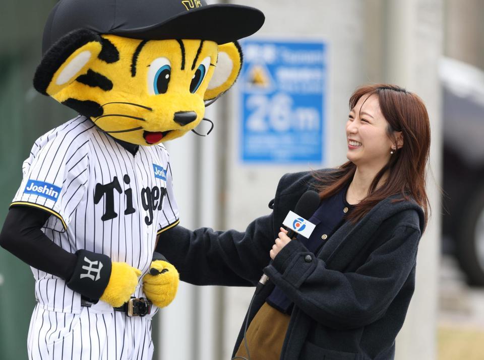 　トラッキーに取材をするフジテレビ・佐久間みなみアナウンサー＝１日撮影