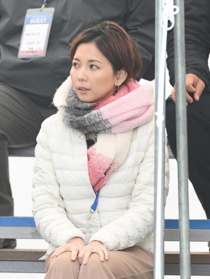 　ＤｅＮＡ投手陣のブルペンを見つめる・ヒロド歩美アナウンサー＝３日